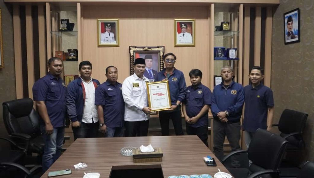 Terima Anugerah dari PWI Kota Serang, Budi Rustandi Siap Tingkatkan Sinergitas