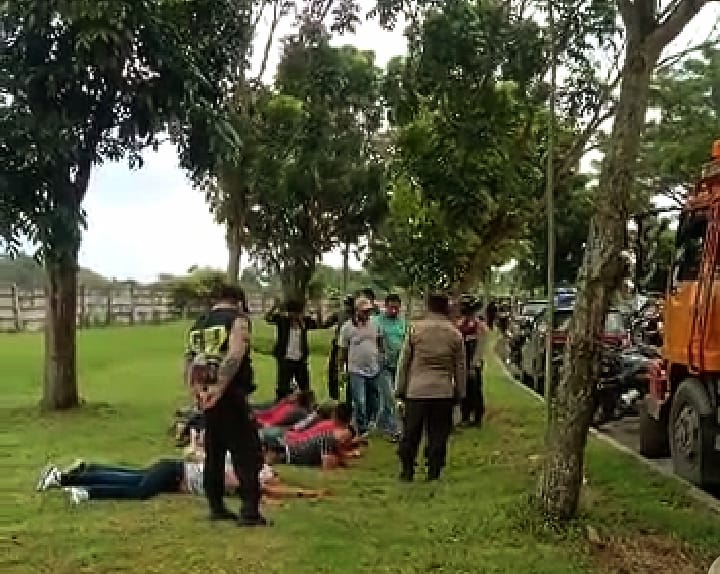 Sibertangerang.id, Kabupaten Tangerang - Sebanyak 10 orang mata elang di b ekuk jajaran kepolisian Polda Banten saat sedang beraksi memberhentikan mobil salah seorang warga, diduga akibat telat bayar di Wilayah Kecamatan Panongan, Kabupaten Tangerang, pada Kamis 23 Februari 2023.