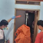 Seorang pria berinisial FA (27) di Ciputat, Kota Tangerang Selatan (Tangsel) ditemukan tewas gantung diri menggunakan kain sarung di dalam kontrakannya.