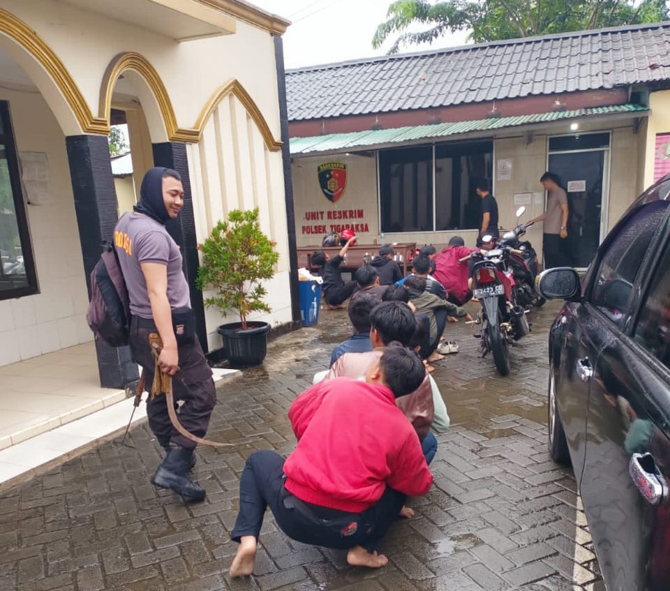 Belasan remaja yang sedang tawuran dengan menggunakan senjata tajam di wilayah Bojong, Kecamatan Cikupa diamankan anggota kepolisian Polresta Tangerang.