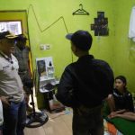 Satuan Polisi (Satpol) Pamong Praja (PP) Kabupaten Tangerang mengamankan dua wanita Pekerja Seks Komersial (PSK) di sebuah kos-kosan, yang berlokasi di Desa Cijantra, Kecamatan Pagedangan, Jumat (17/02/2023).