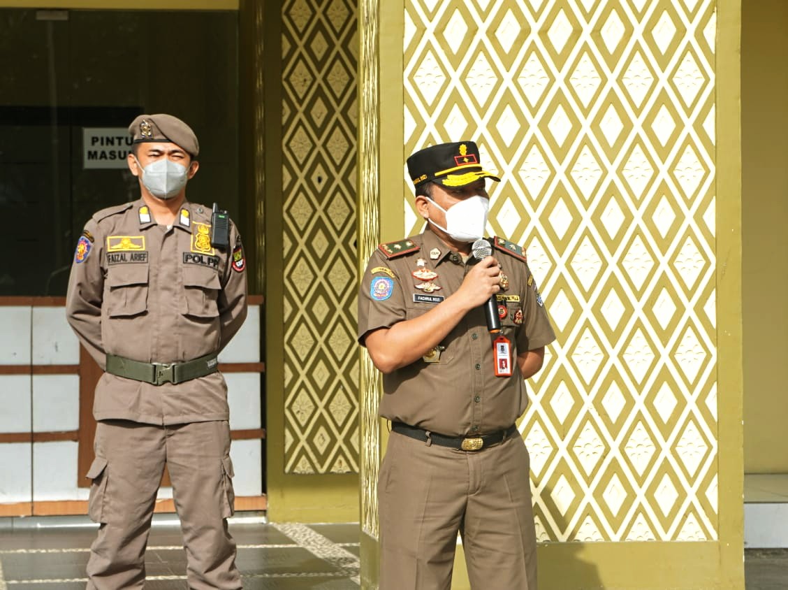 Kepala Satuan (Kasat) Polisi Pamong Praja (Pol PP) Kabupaten Tangerang, Fachrul Rozi mengatakan akan memberikan sanksi tegas kepada oknum anggotanya yang terbukti melakukan pungutan liar (Pungli) kepada para pedagang.