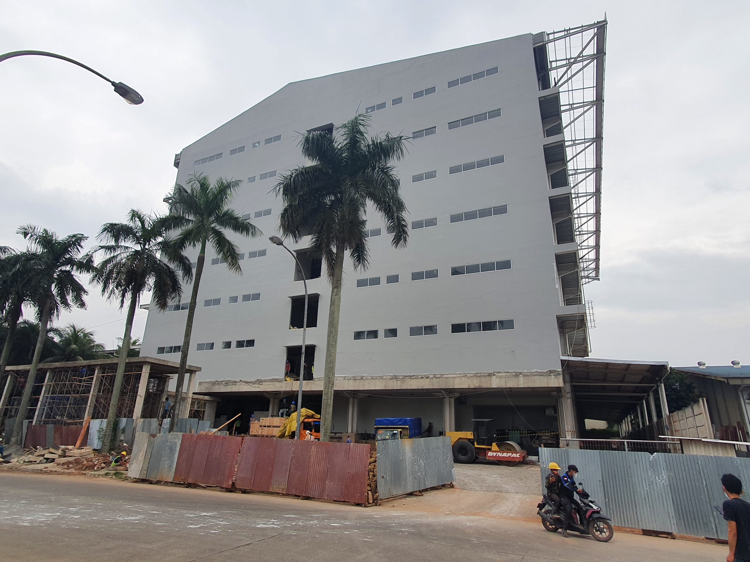 Ketahuan melakukan pelanggaran peraturan, Kanopi Gedung JCO yang berlokasi di area Taman Tekno, Serpong, Kota Tangerang Selatan (Tangsel) mautidak mau harus dibongkar habis. Sebab, Kanopi yang dibangun tidak sesuai dengan Izin Mendirikan Bangunan (IMB).