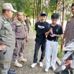 Satuan Polisi Pamong Praja Kabupaten Tangerang mengamankan dua anak sekolah yang sedang asik mengkonsumsi minuman beralkohol di lingkungan Pusat Pemerintahan Kabupaten Tangerang, Kamis 23 Februari 2023.