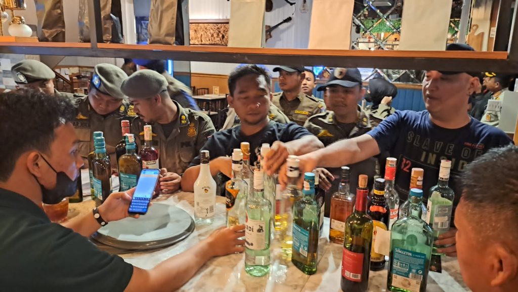 Satpol PP Tangsel Amankan Ratusan Botol Miras Berbagai Merk