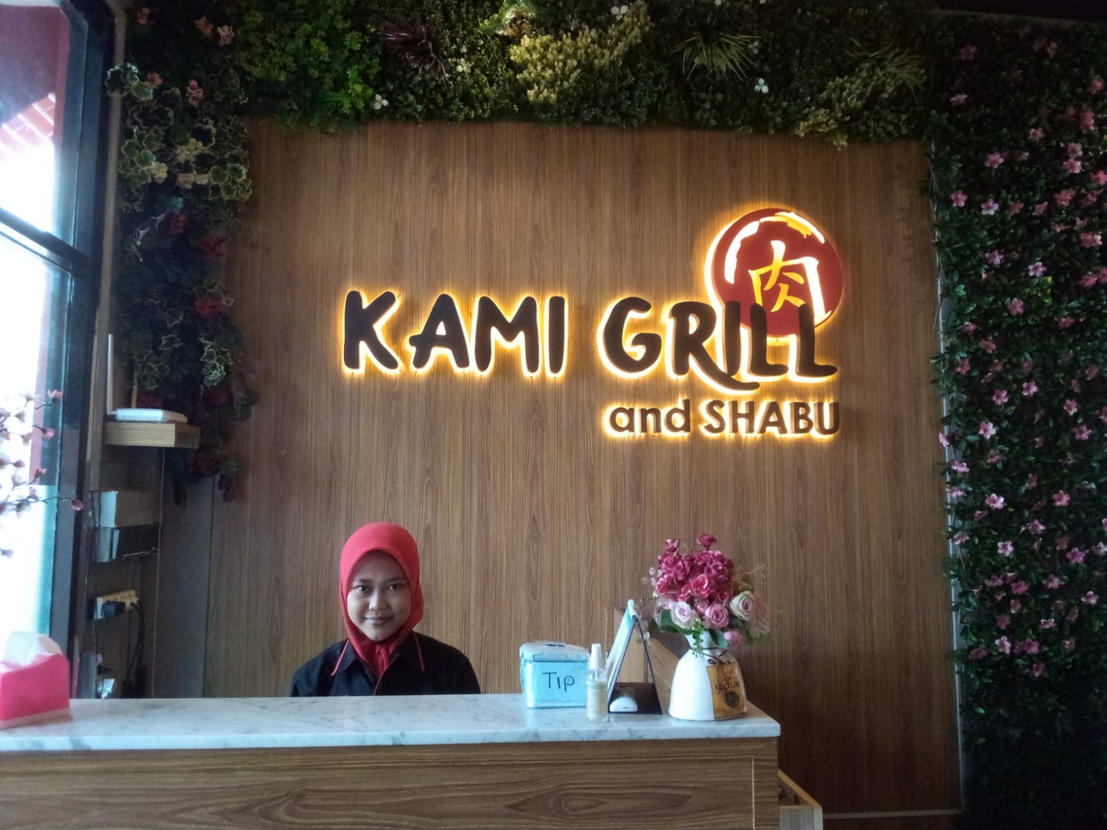 Kami Grill an Shabu Restauran yang berlokasi di alamat Ruko CBD Blok A 6 No 1-2 Ciledug, Kota Tangerang selalu ramai dikunjungi oleh pecinta dan penikmat kuliner daging setiap harinya.