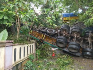 Truk Kontainer di Tangerang Terperosok di Jembatan Tobat Balaraja