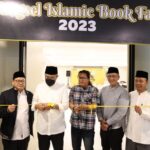 – Kegiatan pameran buku Tangsel Islamic Book Fair yang digelar di Islamic Center, BSD, Serpong.resmi dibuka Walikota Tangerang Selatan (Tangsel), Benyamin Davnie. Pembukaan tersebut ditandai dengan pemotongan pita.