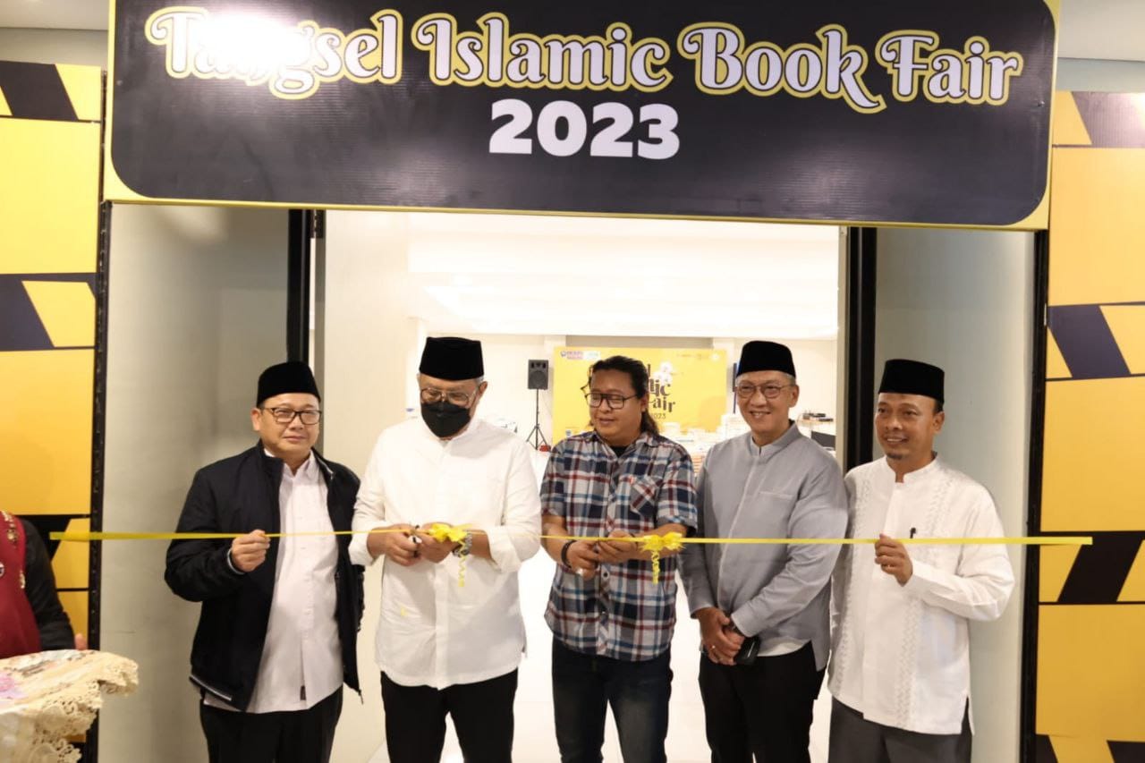 – Kegiatan pameran buku Tangsel Islamic Book Fair yang digelar di Islamic Center, BSD, Serpong.resmi dibuka Walikota Tangerang Selatan (Tangsel), Benyamin Davnie. Pembukaan tersebut ditandai dengan pemotongan pita.