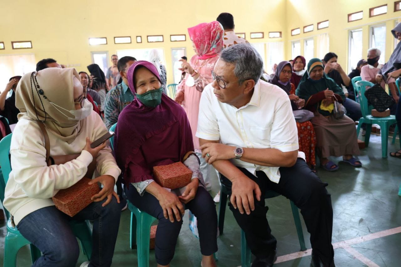 Walikota Tangerang Selatan (Tangsel) Benyamin Davnie melakukan sosialisasi program bedah rumah di Kecamatan Ciputat Timur