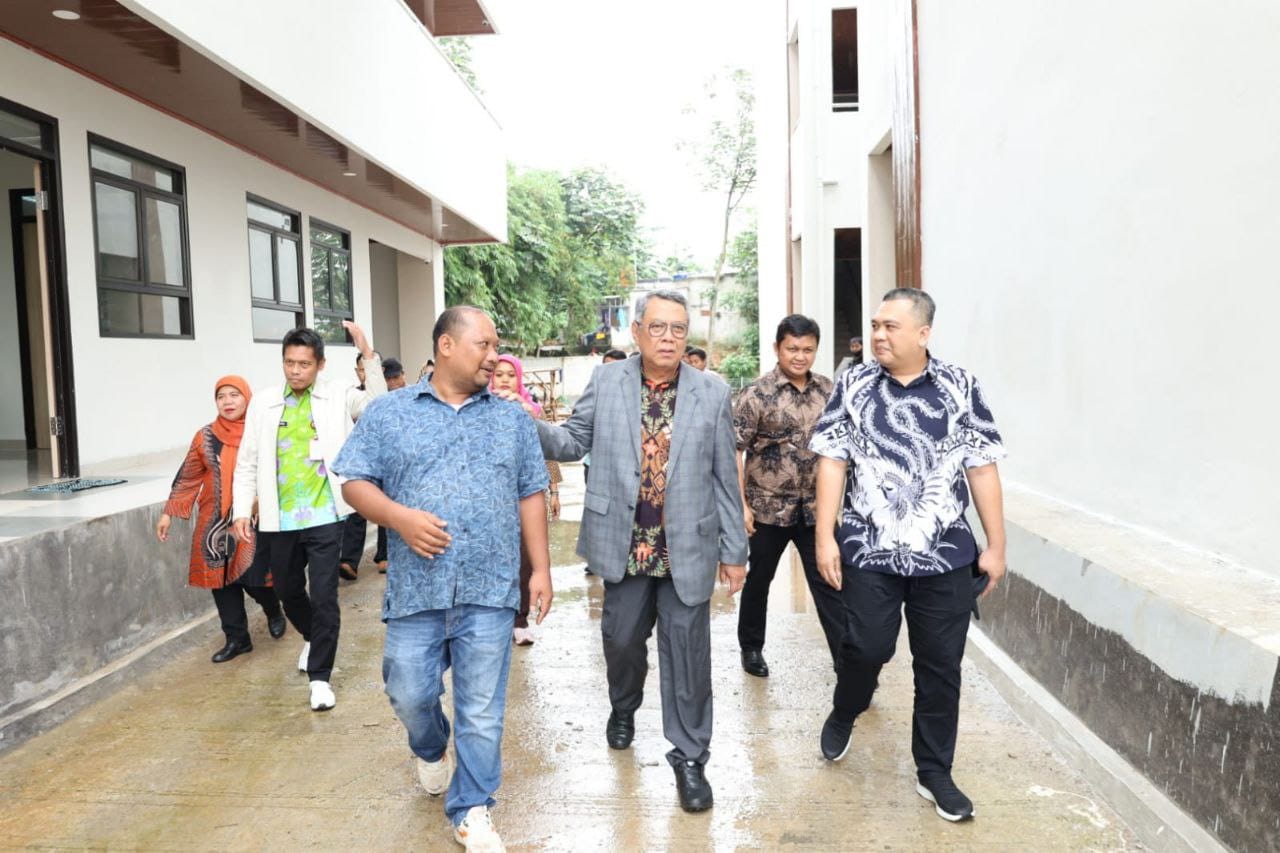 Walikota Tangerang Selatan (Tangsel) Benyamin Davnie meresmikan gedung Sekolah Menengah Pertama Negeri (SMPN) 24 Kota Tangsel yang berlokasi di di Jalan H. Hasan, Ciputat.