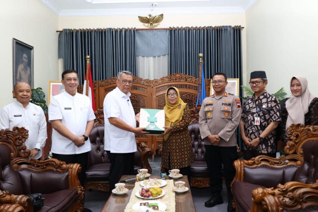 Bantu Korban Kecelakaan Bus di Guci, Walikota Benyamin Beri Penghargaan ke Pemkab Tegal