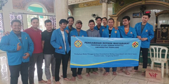Mahasiswa Elektro Unpam Instalasi dan Perbaiki Kipas Angin di Masjid Jami’ Daruttaqwa