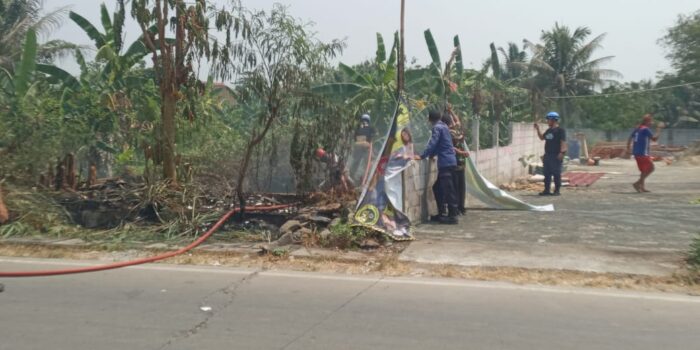 Pembakaran Sampah di Tigaraksa Hampir Merambat ke Rumah Warga