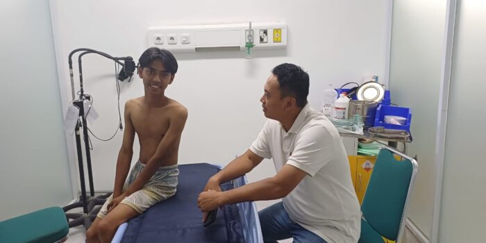 Dibacok OTK, Pria Asal Kemiri Dilarikan ke Rumah Sakit