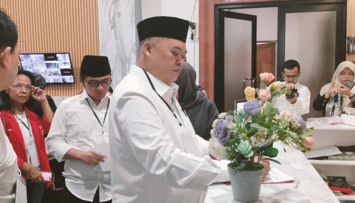 Pasangan Non Partai, Zulkarnain-Lerru Yustira Datangi KPU