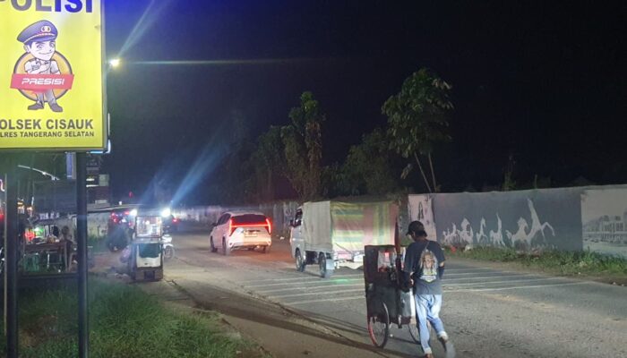 Mobil Losbak Diduga Bermuatan Gas LPG Lalu Lalang di Depan Kantor Polsek Cisauk, Dibiarkan Melintas?