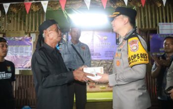 Kapolres Tangsel AKBP Victor Inkiriwang memberi bantuan Cctv