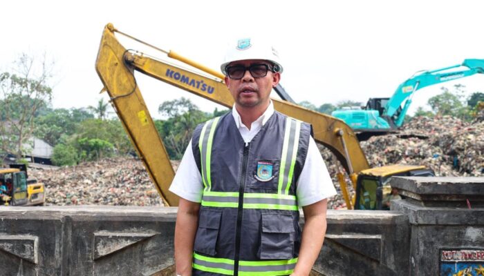 Pemkot Tangsel Lakukan Perapihan Sementara Tumpukan Sampah dan Penyemprotan Anti Bau