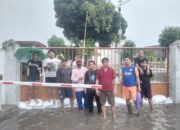 Sejumlah warga Mekar Sari saat berusaha menghambat aliran air dari Rumah Sakit Sitanala