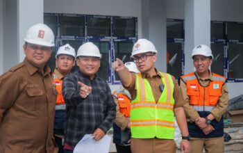 Wakil Walikota Tangerang Selatan, Pilar Saga Ichsan tinjau progres pembangunan SMPN 20 Tangsel.