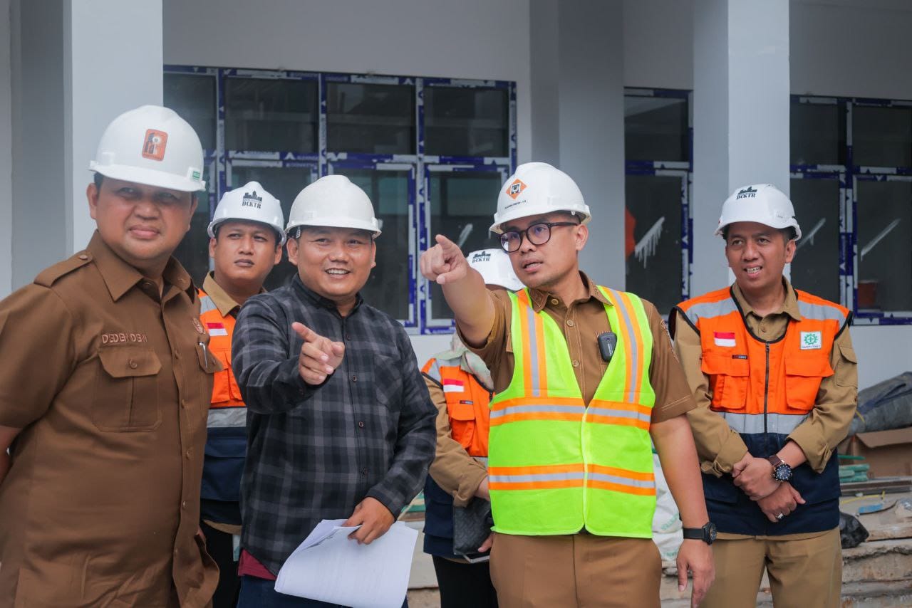 Wakil Walikota Tangerang Selatan, Pilar Saga Ichsan tinjau progres pembangunan SMPN 20 Tangsel.