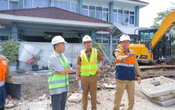 Wakil Walikota Tangsel Pilar saat meninjau pembangunan SMPN 18 Tangsel