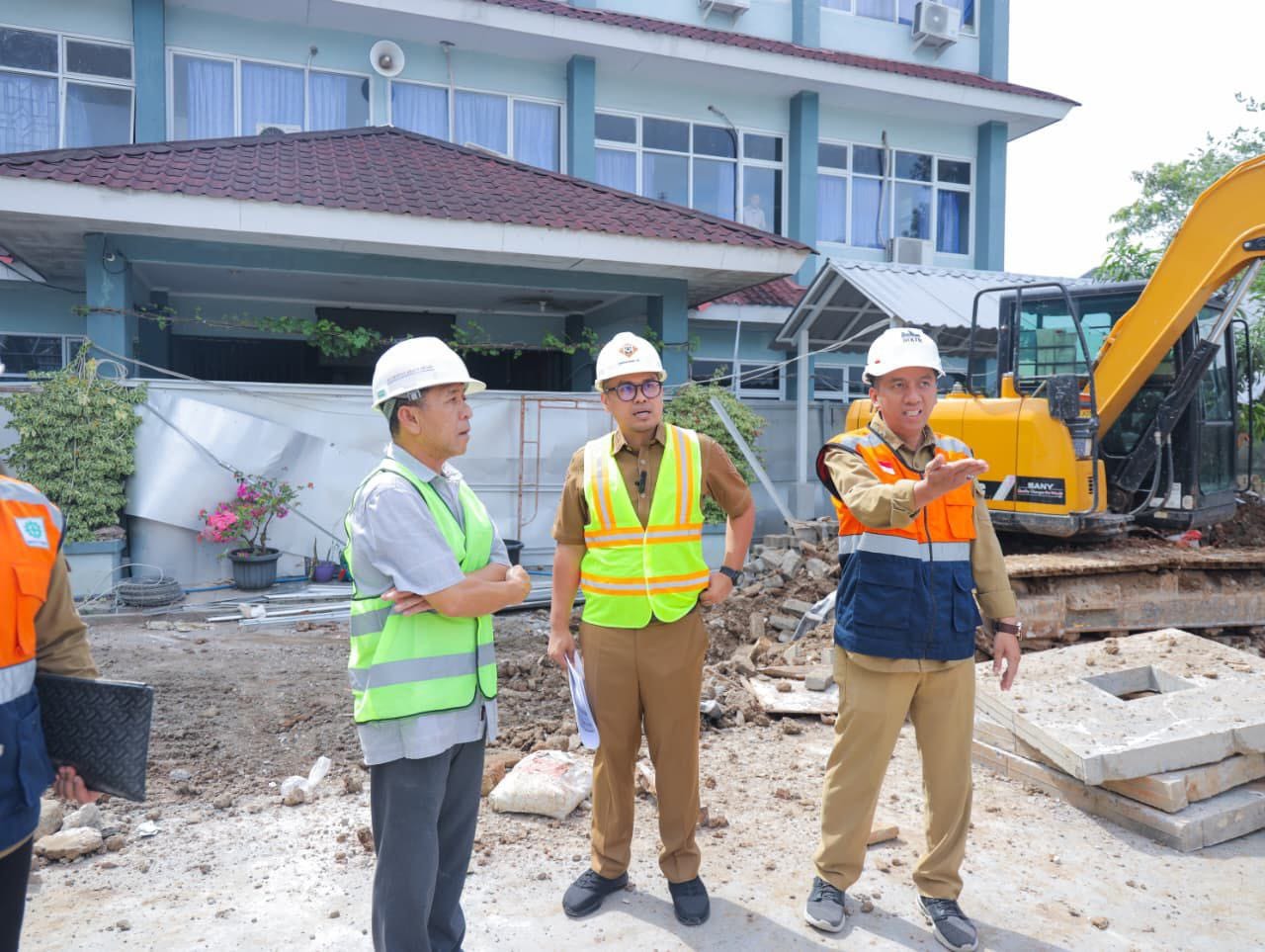 Wakil Walikota Tangsel Pilar saat meninjau pembangunan SMPN 18 Tangsel