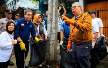 Dorong Gerakan Indonesia ASRI Jadi Budaya Warga Tangsel, Walikota Benyamin Pimpin Aksi Bersih-Bersih