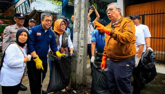 Dorong Gerakan Indonesia ASRI Jadi Budaya Warga Tangsel, Walikota Benyamin Pimpin Aksi Bersih-Bersih