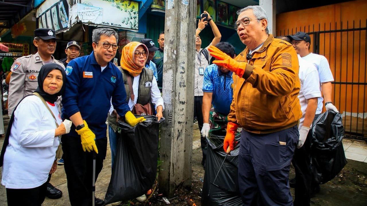Walikota Tangsel Benyamin ajak masyarakat bersih-bersih.