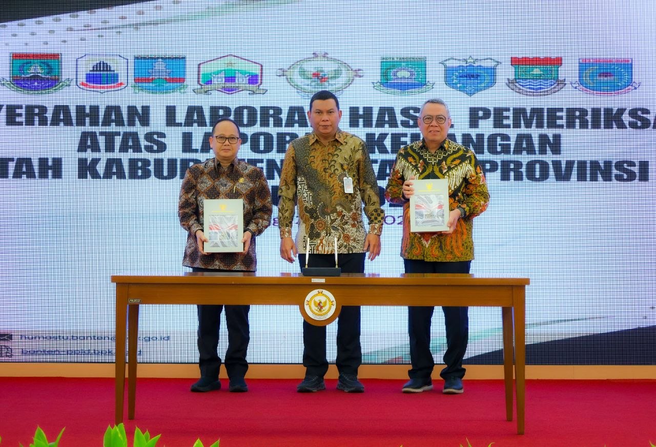 Walikota Tangsel benyamin saat terima penghargaan WTP dari BPK