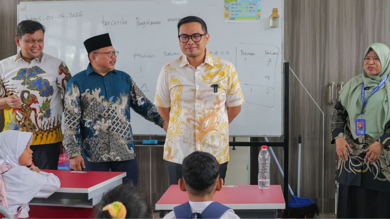 Wakil Walikota Tangsel, Pilar bersama Kepala Dinas Pendidikan dan Kebudayaan Kota Tangsel, Deden Deni di SDN 01 Tangsel.