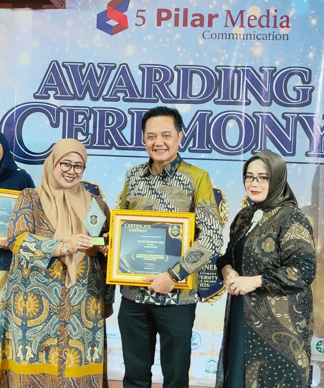 Direktur Sekolah Islam Al Azhar BSD, Noor Khoirudin meraih penghargaan Best Director 2026.