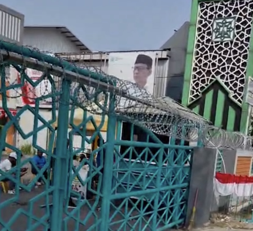 Aksi dugaan premanisme di SIP Pamulang dengan memasang kawat berduri di pagar sekolah