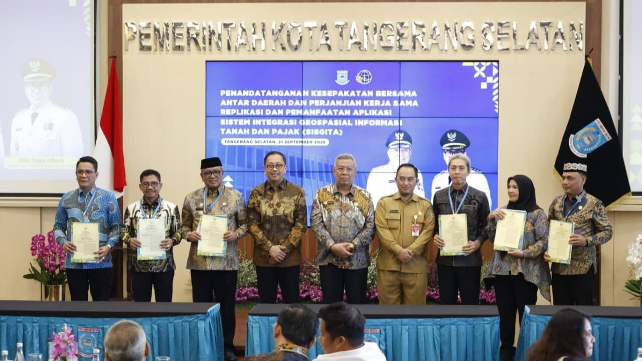 Kepala Daerah saat melakukan penandatanganan MoU replikasi dan pemanfaatan SISGITA Tangsel.